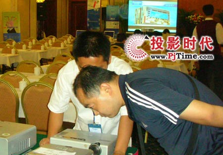 與會代表在會前觀看新產(chǎn)品