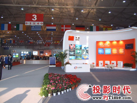 傲龍投影幕征服歐洽會(huì)