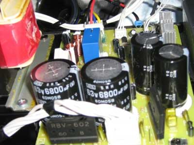 圖19:主電路板,6800uF的大電容保證了電源供應(yīng)和動(dòng)態(tài)響應(yīng)