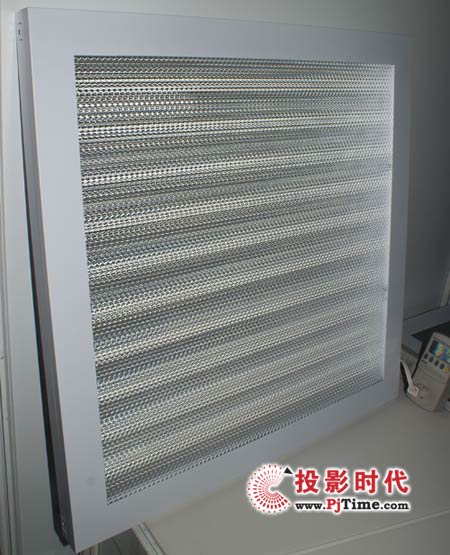 現(xiàn)場展示了一個60瓦的燈是如何節(jié)能的
