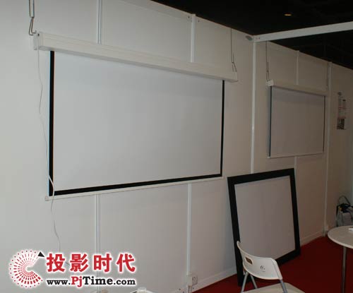 MULTI-WAY展出的電動頭投影幕布