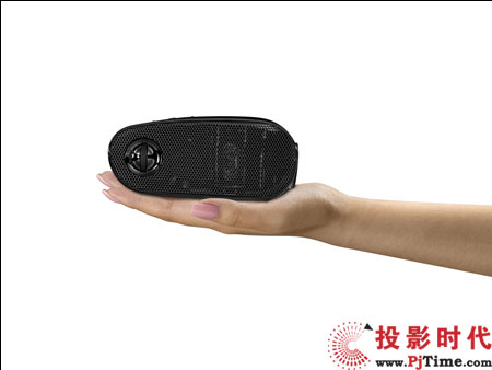 客廳中的新主角：三星SP-P400B投影機