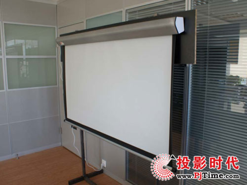 屏幕：品視90英寸 16：9 AP-SC015電動投影幕不含稅900元，遙控器100元