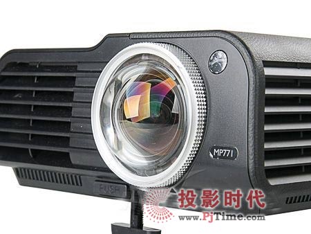 結合白板營造互動教學新體驗 四大短焦教育投影對比分析