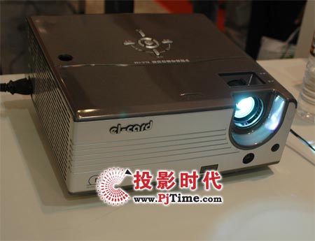 多合一多媒體投影機問世