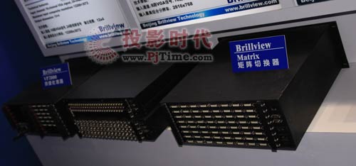 VP2000拼接墻控制器（左）和矩陣切換器（右）