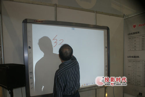 江蘇紅葉現(xiàn)身2010年春季全國(guó)高教儀器設(shè)備展