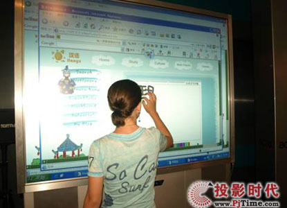 學生在白板上書寫自己的中文名字