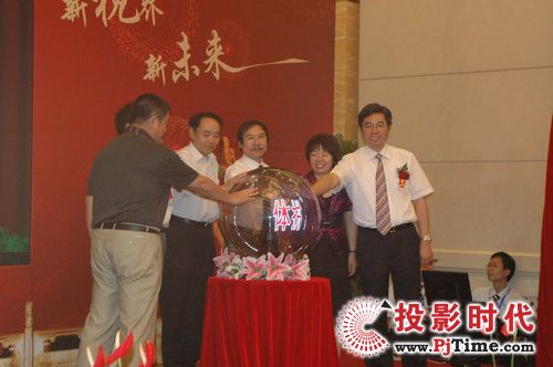 GQY全球率先推出“高清立體拼接屏系統”（3D拼接屏）。
