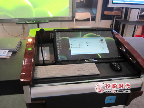 偉奧智鴻攜數(shù)位演講臺(tái)出席成都大屏幕展