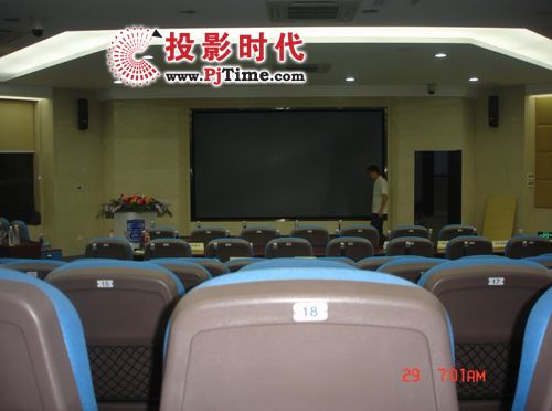 法高背投硬幕應用于湖南大學