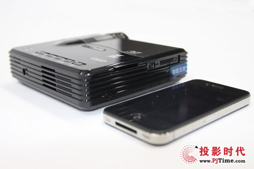 優派PLED-W200與iphone 4對比