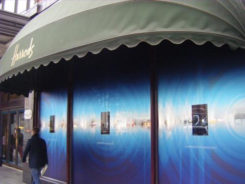 Harrods揭開英國首個透明數(shù)字標牌的神秘面紗,多媒體信息發(fā)布系統(tǒng),數(shù)字告示,數(shù)字標牌,信息顯示系統(tǒng),digital signage