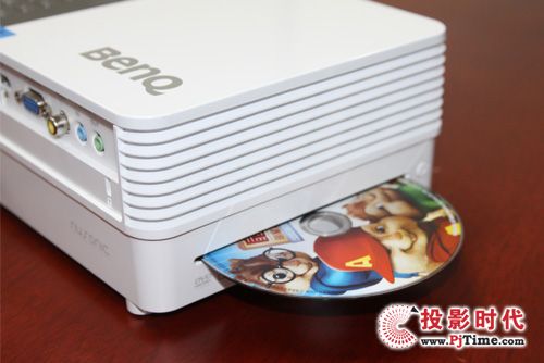 DVD底座放影碟