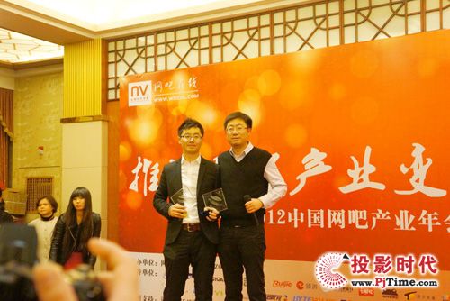 三星電子榮獲2012年度中國網(wǎng)吧行業(yè)固態(tài)硬盤首選品牌獎以及2012年度中國網(wǎng)吧行業(yè)顯示器首選品牌獎