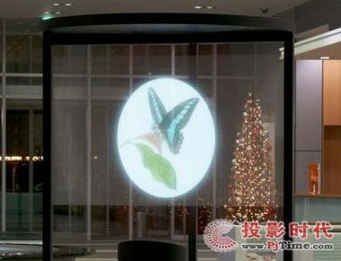 可隨意卷曲折迭 日本某公司推出透明投影幕