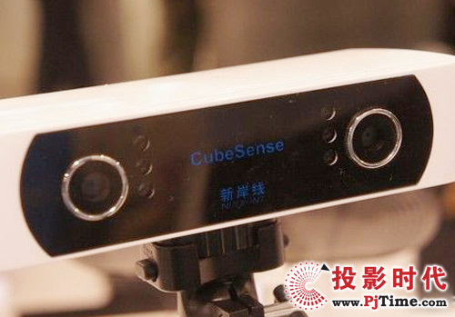 機身正面的左右雙體感探測器