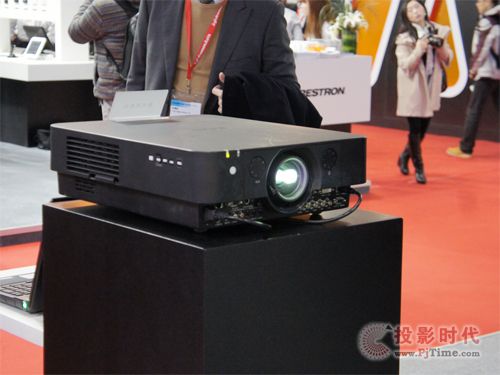 索尼展出的新光源投影機是世界上第一臺3LCD激光投影機