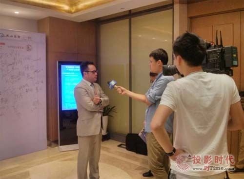 信頤數字標牌助力2013鄰客電商高峰論壇