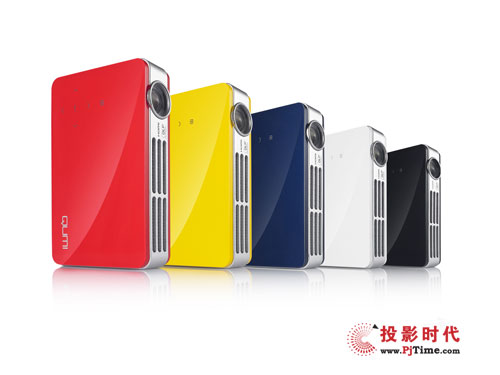 鮮花玩偶遭吐槽 微型投影機送她別樣心意