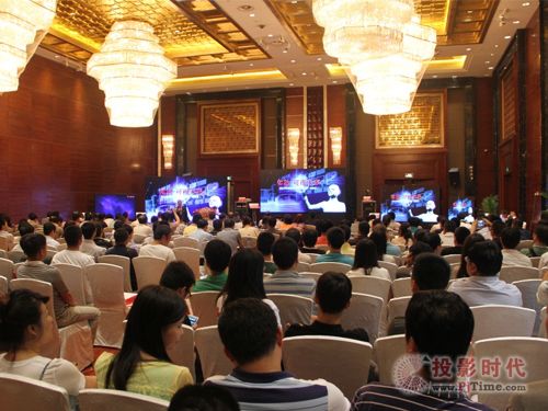來賓們濟濟一堂聽取威創西安平臺總經理史秀娟所作的區域市場報告