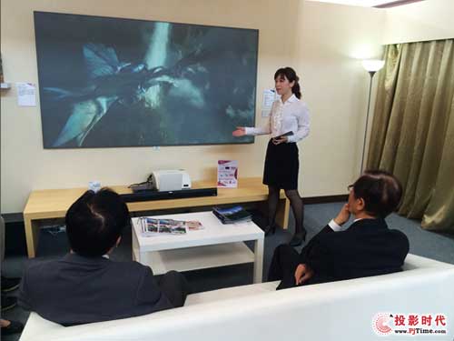 Vivitek麗訊在高度仿真的客廳中模擬出了智能化科技產(chǎn)品為生活帶來的改變