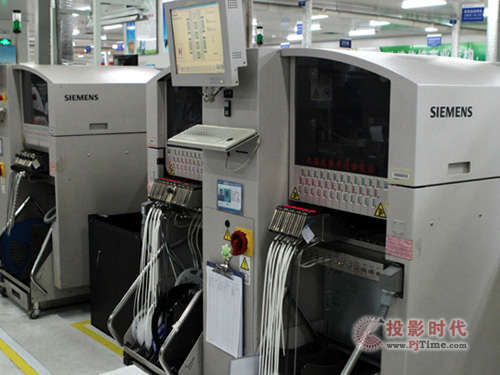 酷開采用西門子的D4超高速貼片機(jī)以及西門子D1高速多功能貼片機(jī)