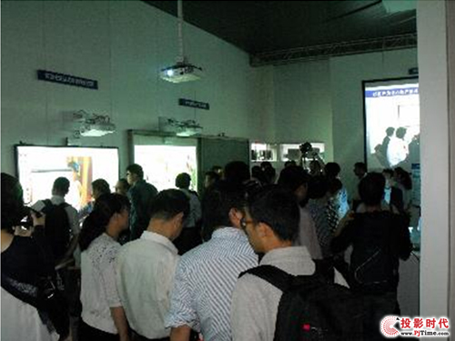 愛普生展臺-CB-595Wi為核心組成的互動教學解決方案