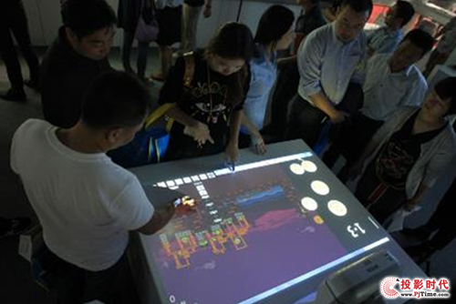（上圖：愛普生展臺-桌面互動方案）