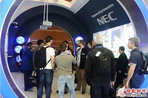 各國用戶前來參觀Infocomm China 2015鴻合科技展位