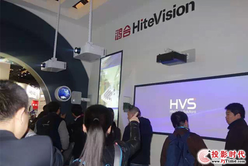 大批參觀者聚集在鴻合HiteVision激光超寬屏投影系列產品前觀看演示