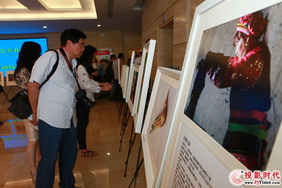 攝影愛好者觀看絲路影展
