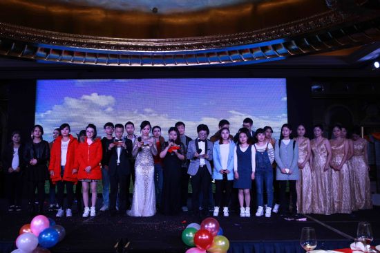 小李子拿影帝了，中國智能投影企業呢