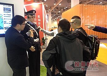 圖為工作人員為參觀者講解移動(dòng)警務(wù)