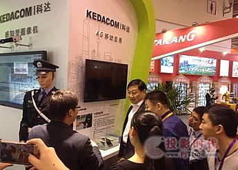 圖為工作人員為參觀者講解移動(dòng)警務(wù)
