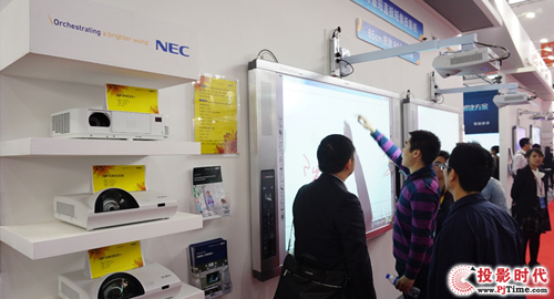 普教展客戶蒞臨NEC新品教育投影機展區參觀體驗