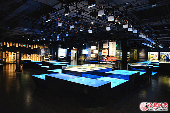 上海電影博物館“夢之河”展廳用62臺Vivitek(麗訊)D538W將電影年代大事記完美展現