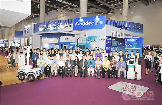 安保機器人閃亮第14屆大連軟交會