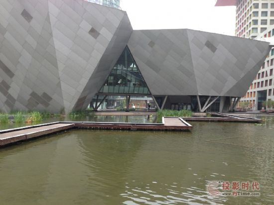 北京當(dāng)代MOMA商業(yè)廣場建筑外墻秀