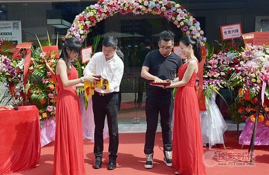 堅果投影儀首家旗艦店開業 10分鐘首單售出 