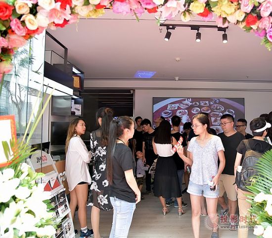 堅果投影儀首家旗艦店開業 10分鐘首單售出 