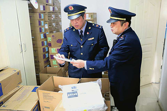 以次充好 倆投影機造假窩點被查