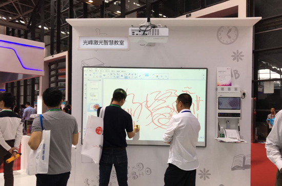 光峰激光商教投影機亮相第71屆中國教育裝備展示會