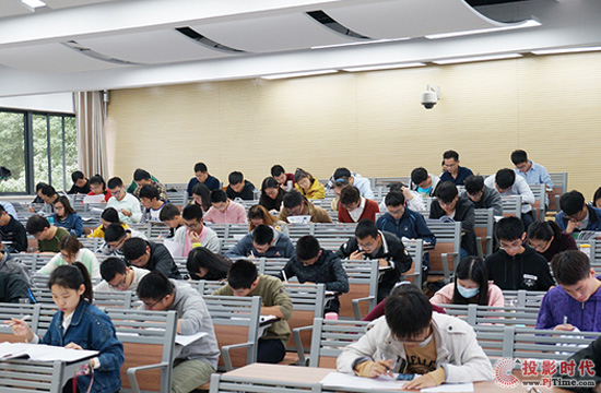 階梯教室更加寬闊明亮，面積更大，學生更多
