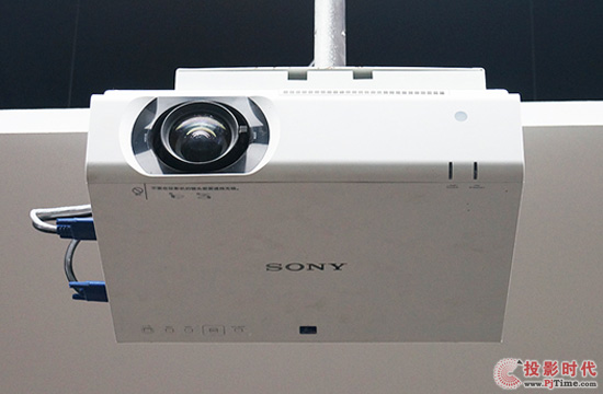 索尼VPL-CX278與VPL-CX279應用在階梯教室中，5200流明亮度讓所有學生看清畫面
