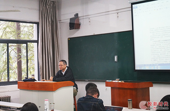 老師正在應用投影機授課