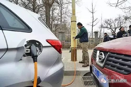 一輛電動汽車正在利用智慧路燈充電