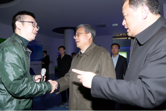 白鴻崢與現場的祈錦光電工作人員熱情地向郭樹清省長介紹了祈錦光電在微型投影領域的國際領先地位,并現場演示最新的智能微型投影產品。