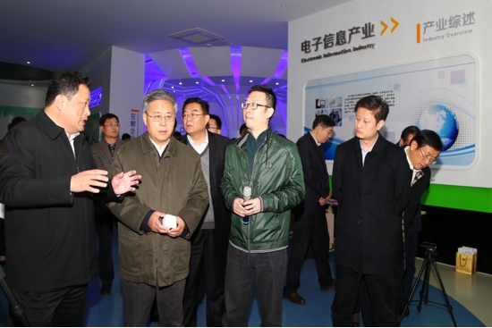 白鴻崢與現場的祈錦光電工作人員熱情地向郭樹清省長介紹了祈錦光電在微型投影領域的國際領先地位,并現場演示最新的智能微型投影產品。
