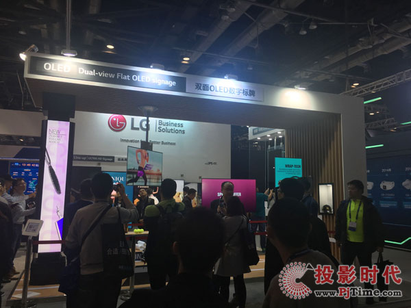 LG雙面OLED顯示屏數(shù)字標(biāo)牌應(yīng)用展示